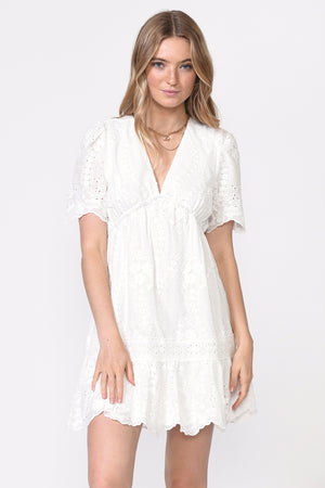 
                  
                    Charger l&amp;#39;image dans la galerie, Adelyn Rae - Robe blanche
                  
                
