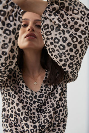 
                  
                    Charger l&amp;#39;image dans la galerie, Joseph Ribkoff - Blouse à imprimé léopard
                  
                